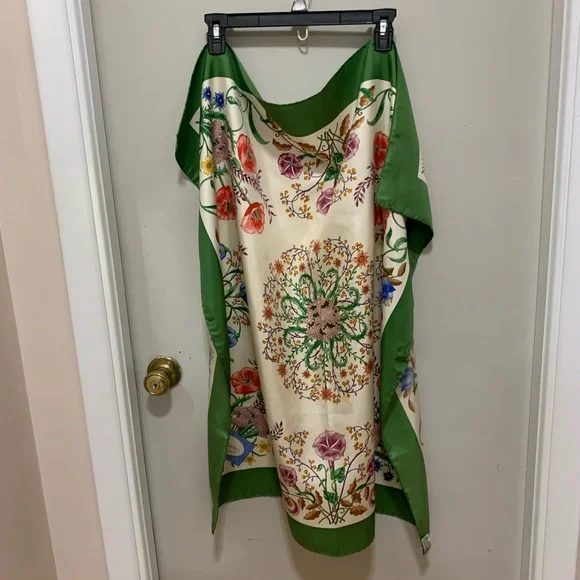 Vintage GUCCI Iconic "Flora" Silk Scarf with Green Border - Picture 6 of 11